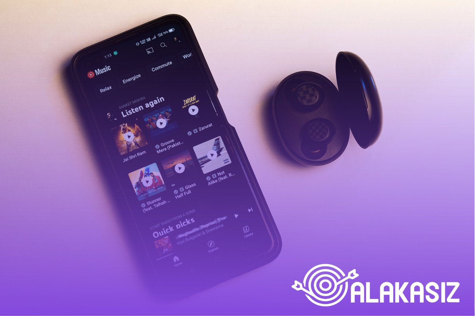 Telefon ekranında Spotify araması yenileniyor, şarkılar bulunuyor